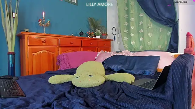 LillyAmore online show from April 18, 8:09 pm