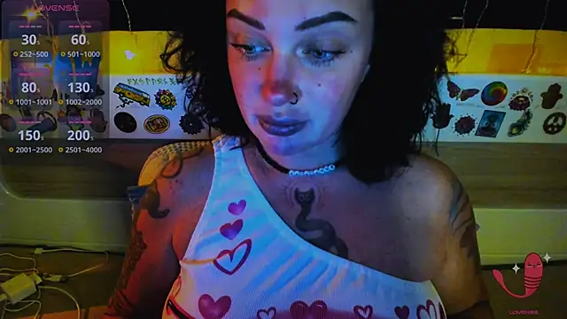 Snapshot of EllieOz chatting on December 17, 3:29 pm EllieOz online show from December 17, 3:29 pm