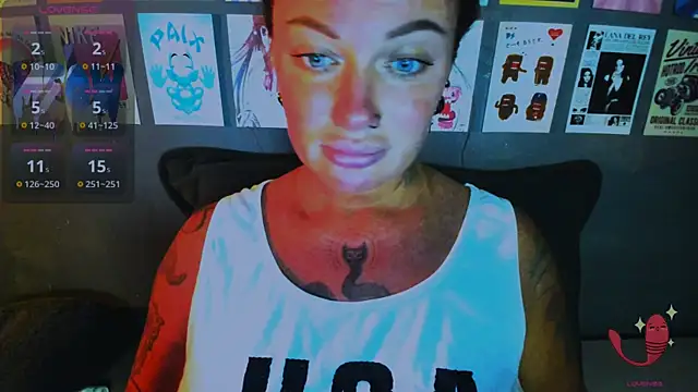 Snapshot of EllieOz chatting on April 6, 4:52 pm EllieOz online show from April 6, 4:52 pm