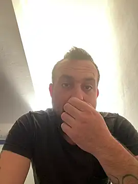Snapshot of cosmin9000 chatting on June 14, 7:43 am cosmin9000 online show from June 14, 7:43 am