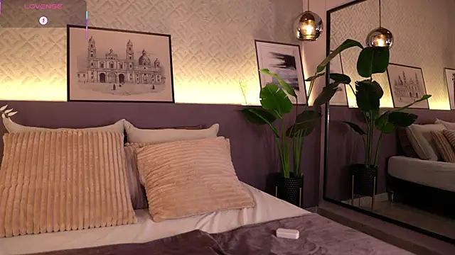 Snapshot of ElleDiane chatting on September 9, 10:42 pm ElleDiane online show from September 9, 10:42 pm