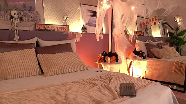 Snapshot of ElleDiane chatting on October 21, 1:28 am ElleDiane online show from October 21, 1:28 am