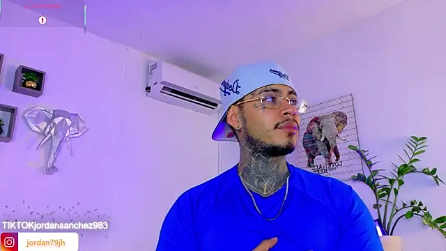 Snapshot of JordanSmiith_ chatting on April 22, 8:54 pm JordanSmiith online show from April 22, 8:54 pm