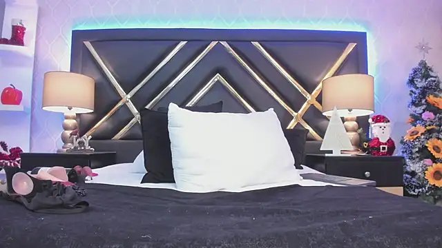 Snapshot of AdelaBrown chatting on December 17, 9:28 am AdelaBrown online show from December 17, 9:28 am