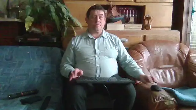 Snapshot of sympatrique chatting on December 1, 11:48 am sympatrique online show from December 1, 11:48 am