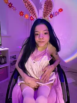 MiniSophiaa online show from April 4, 8:23 am