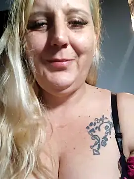 BecciDeluxe online show from January 18, 7:50 pm