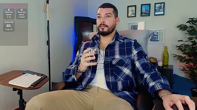 Snapshot of HenryBenso chatting on July 6, 1:52 pm HenryBenso online show from July 6, 1:52 pm