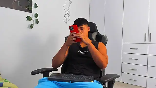 Snapshot of Bray_Kevin chatting on December 17, 8:37 pm Bray Kevin online show from December 17, 8:37 pm