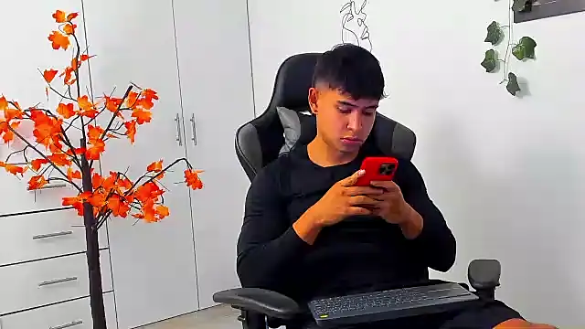 Snapshot of Bray_Kevin chatting on January 7, 11:29 pm Bray Kevin online show from January 7, 11:29 pm