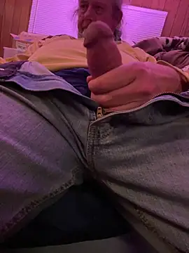 Snapshot of Helmut1971 chatting on April 8, 6:02 am Helmut1971 online show from April 8, 6:02 am