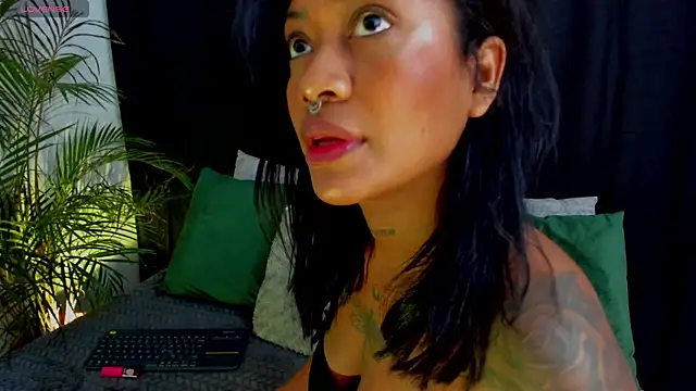 Snapshot of JulianaMiller chatting on June 28, 5:13 am JulianaMiller online show from June 28, 5:13 am