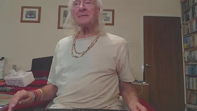 Snapshot of WaverlyKernow chatting on December 19, 2:02 pm WaverlyKernow online show from December 19, 2:02 pm