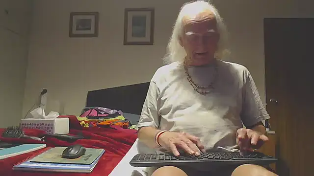 Snapshot of WaverlyKernow chatting on December 21, 3:08 pm WaverlyKernow online show from December 21, 3:08 pm