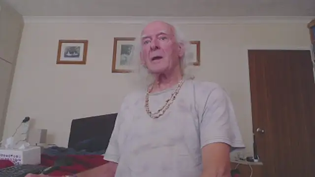 Snapshot of WaverlyKernow chatting on December 22, 12:24 pm WaverlyKernow online show from December 22, 12:24 pm