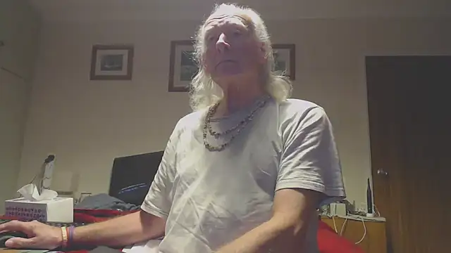 Snapshot of WaverlyKernow chatting on December 23, 8:01 am WaverlyKernow online show from December 23, 8:01 am