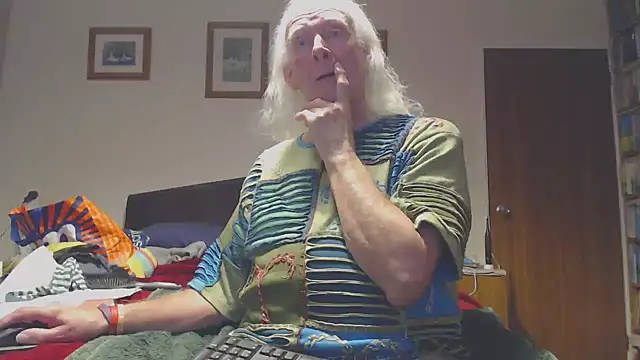 Snapshot of WaverlyKernow chatting on February 10, 1:15 pm WaverlyKernow online show from February 10, 1:15 pm