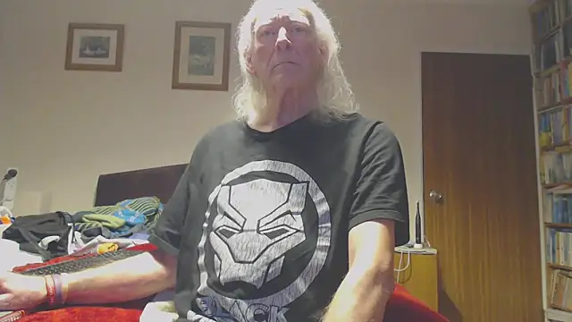 Snapshot of WaverlyKernow chatting on February 20, 12:40 am WaverlyKernow online show from February 20, 12:40 am