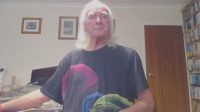 Snapshot of WaverlyKernow chatting on February 28, 1:34 pm WaverlyKernow online show from February 28, 1:34 pm