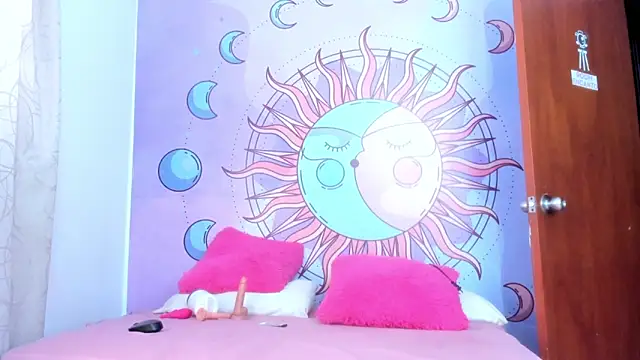 luna hoott online show from April 18, 2:21 pm