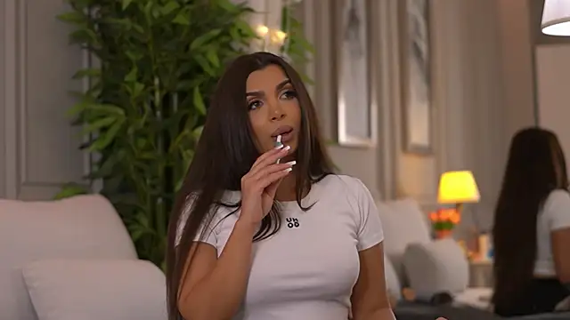 NicoleCellini online show from April 7, 6:30 pm