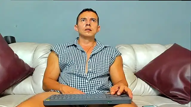 derekk frostt online show from May 24, 3:44 am