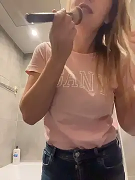 Snapshot of Vanilladreams chatting on February 3, 5:29 pm Vanilladreams online show from February 3, 5:29 pm