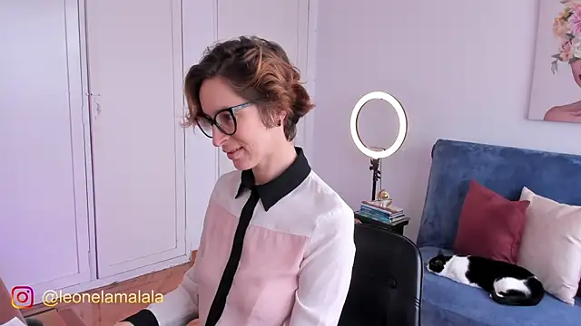 cuddlingbunny online show from November 4, 4:39 pm