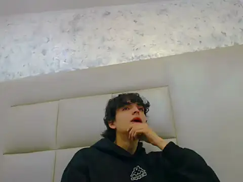 Snapshot of Sr_BonnyEthan chatting on February 8, 1:47 pm Sr BonnyEthan online show from February 8, 1:47 pm