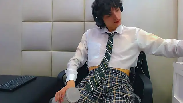 Snapshot of Sr_BonnyEthan chatting on February 13, 12:56 pm Sr BonnyEthan online show from February 13, 12:56 pm