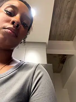 Snapshot of Your_Paris chatting on January 19, 5:55 am Your Paris online show from January 19, 5:55 am