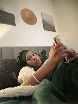 Snapshot of Your_Paris chatting on February 6, 3:26 pm Your Paris online show from February 6, 3:26 pm