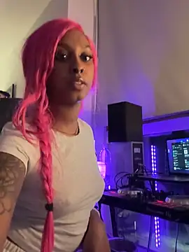 Snapshot of Your_Paris chatting on February 10, 3:54 am Your Paris online show from February 10, 3:54 am