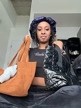 Snapshot of Your_Paris chatting on February 22, 6:39 pm Your Paris online show from February 22, 6:39 pm