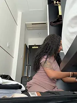 Snapshot of Your_Paris chatting on February 23, 10:07 pm Your Paris online show from February 23, 10:07 pm