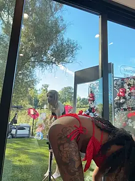 Snapshot of Your_Paris chatting on February 26, 10:53 pm Your Paris online show from February 26, 10:53 pm