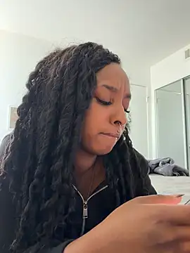 Snapshot of Your_Paris chatting on March 3, 8:04 pm Your Paris online show from March 3, 8:04 pm