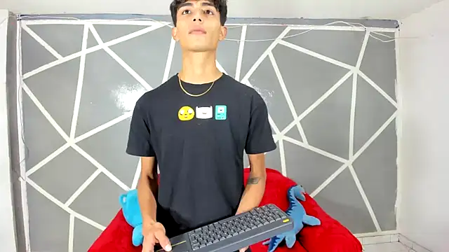 Snapshot of oliverhot2005 chatting on December 7, 7:32 pm oliverhot2005 online show from December 7, 7:32 pm