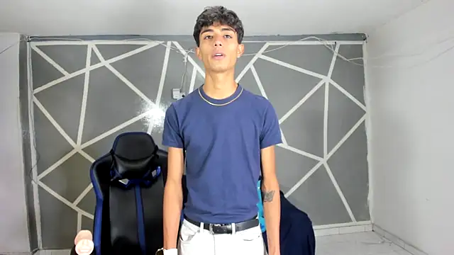 Snapshot of oliverhot2005 chatting on December 10, 8:05 pm oliverhot2005 online show from December 10, 8:05 pm