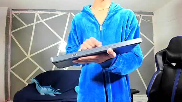 Snapshot of oliverhot2005 chatting on December 12, 12:38 am oliverhot2005 online show from December 12, 12:38 am