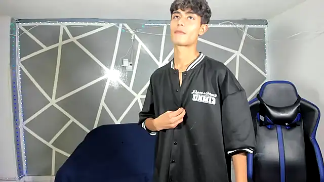 Snapshot of oliverhot2005 chatting on December 14, 9:24 pm oliverhot2005 online show from December 14, 9:24 pm