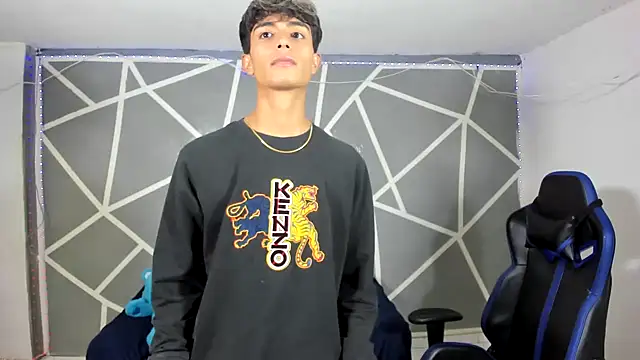 Snapshot of oliverhot2005 chatting on December 16, 8:26 pm oliverhot2005 online show from December 16, 8:26 pm