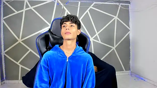 Snapshot of oliverhot2005 chatting on December 17, 6:09 pm oliverhot2005 online show from December 17, 6:09 pm