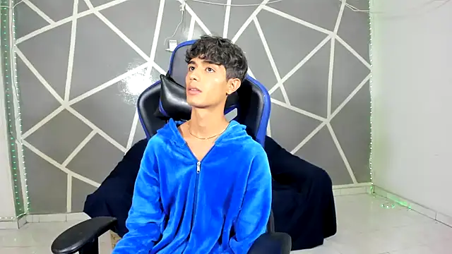 Snapshot of oliverhot2005 chatting on December 17, 9:16 pm oliverhot2005 online show from December 17, 9:16 pm