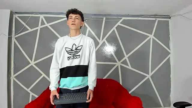 Snapshot of oliverhot2005 chatting on January 13, 8:37 pm oliverhot2005 online show from January 13, 8:37 pm