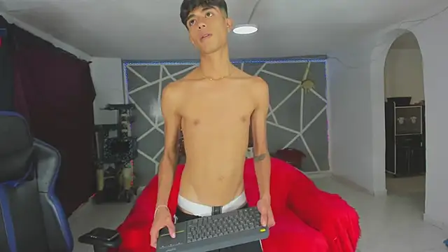 Snapshot of oliverhot2005 chatting on January 29, 4:26 am oliverhot2005 online show from January 29, 4:26 am