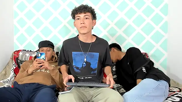 Snapshot of oliverhot2005 chatting on February 2, 7:25 pm oliverhot2005 online show from February 2, 7:25 pm