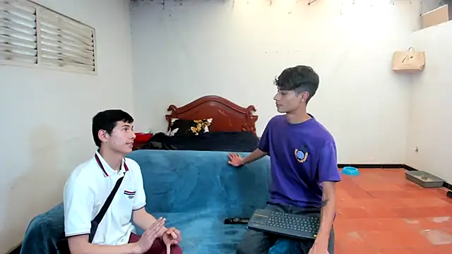 Snapshot of oliverhot2005 chatting on February 7, 9:04 pm oliverhot2005 online show from February 7, 9:04 pm