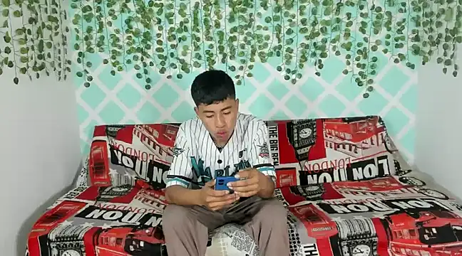 Snapshot of oliverhot2005 chatting on February 20, 8:03 pm oliverhot2005 online show from February 20, 8:03 pm