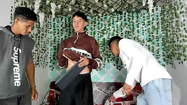 Snapshot of oliverhot2005 chatting on February 22, 7:25 pm oliverhot2005 online show from February 22, 7:25 pm